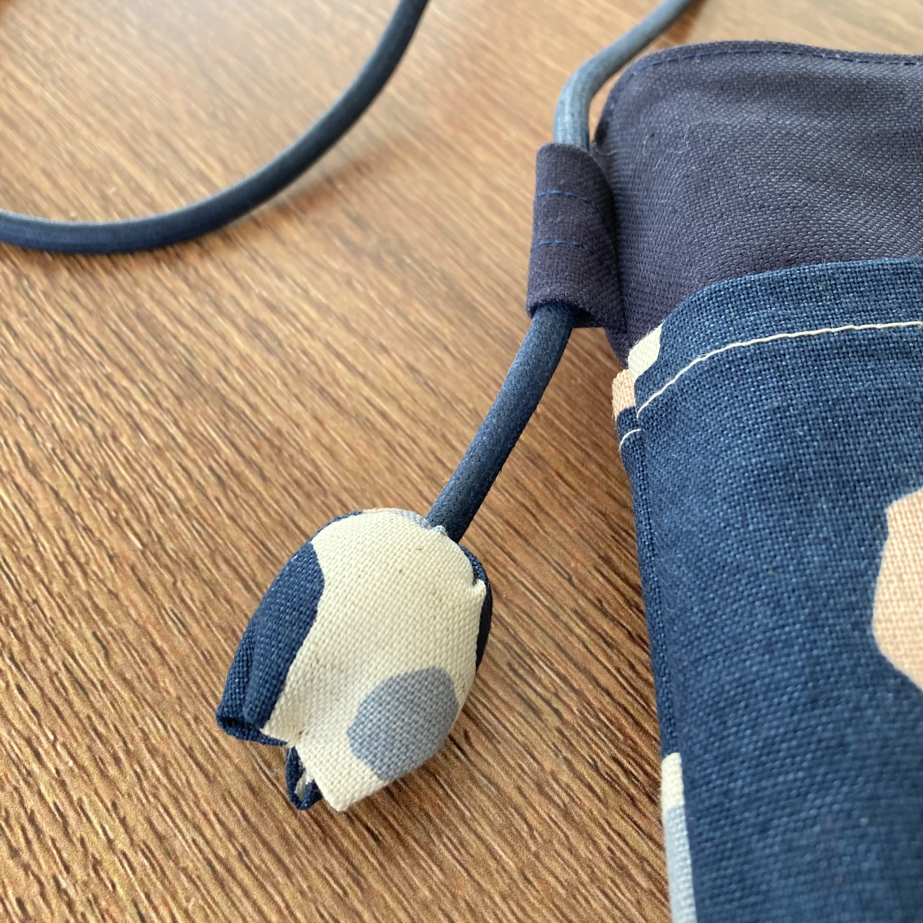 ちょっと大きめＬサイズ　冬限定★大きな花柄と水玉模様の布製スマホポシェット［ネイビー］毎日のお出かけのおともに