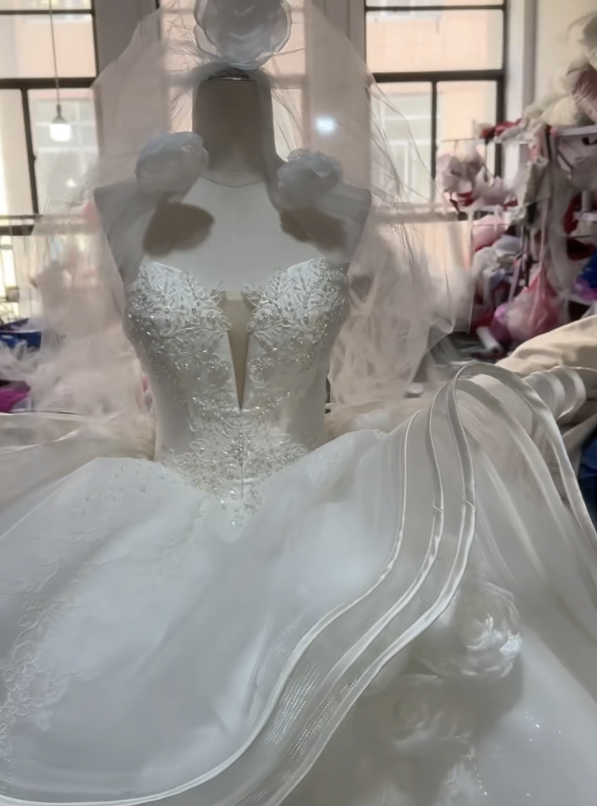 シンプルなドレス　vネック　チューブトップ　ラッフルスカート　アシメドレス非対称　ふんわりチュール　フレア前撮り二次会 45,894円