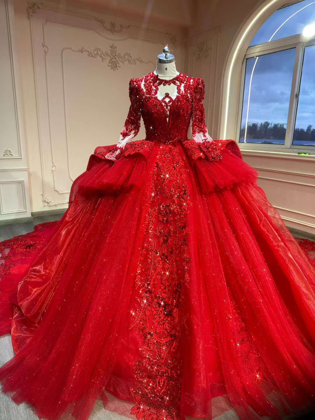 圧倒的に存在感　華やかな裾　ラッフルスカート赤レッド　イリュージョンネック　キラキラストーン大人気ドレス　サイズオーダー