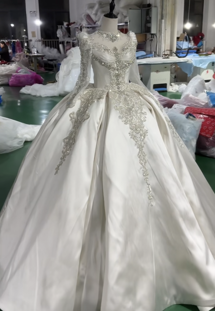 大人気上昇中　編み上げ　フロアー丈　光沢サテン　オフホワイト　上品細見えシルエット　可愛い　サイズオーダー可能前撮り披露