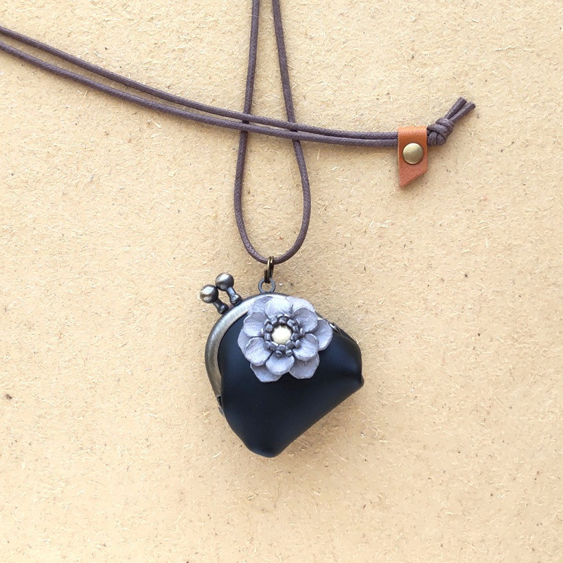 新色！【受注制作】ネックレス チビがま口 ライトグレーRose 黒レザー/ ヌメ革