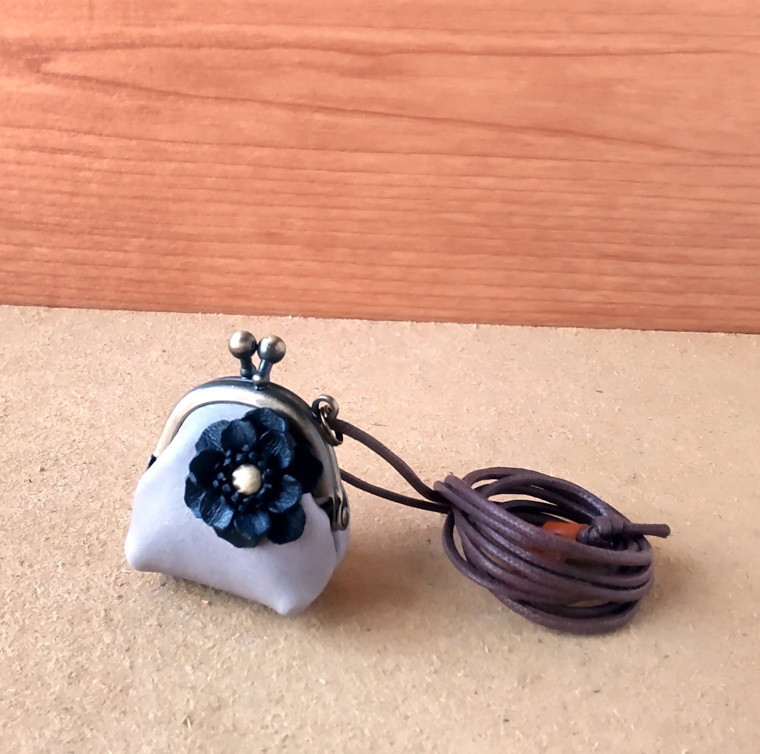 新色！【受注制作】ネックレス チビがま口 黒Rose ライトグレーレザー/ ヌメ革(イタリアンレザー)