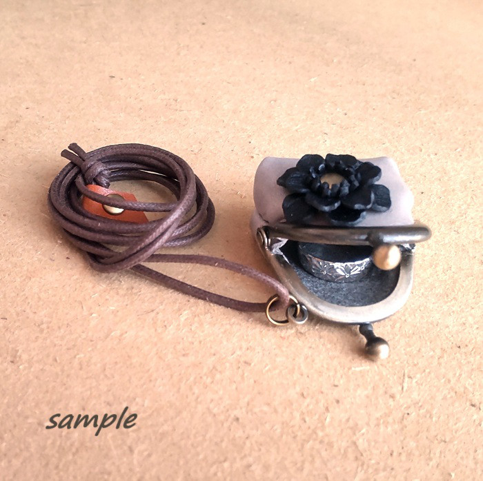 新色！【受注制作】ネックレス チビがま口 黒Rose ライトグレーレザー/ ヌメ革(イタリアンレザー)