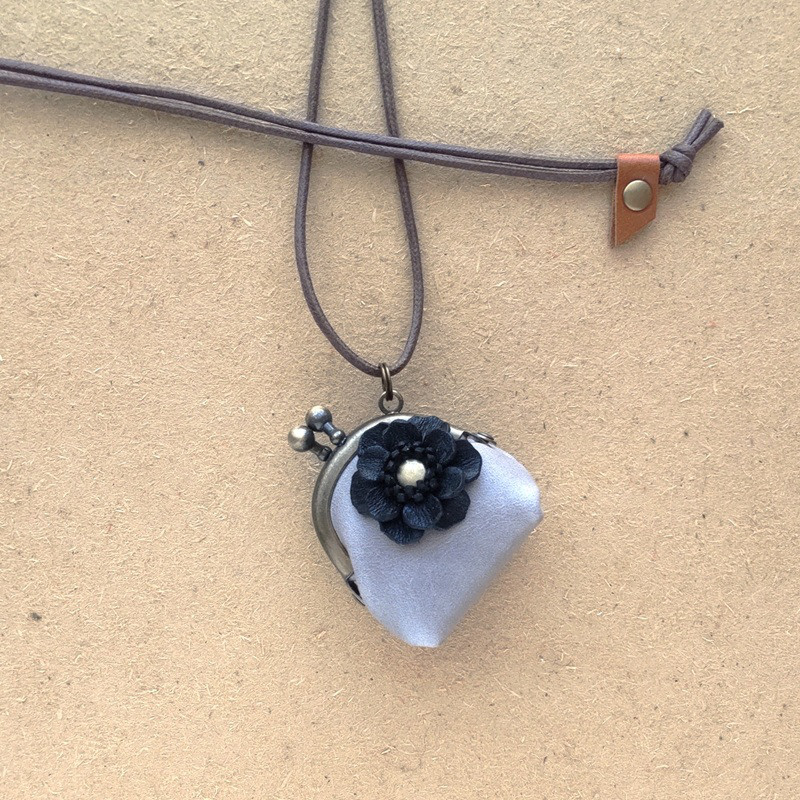 新色！【受注制作】ネックレス チビがま口 黒Rose ライトグレーレザー/ ヌメ革(イタリアンレザー)