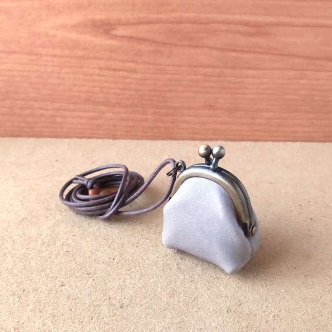 新色！【受注制作】ネックレス チビがま口 黒Rose ライトグレーレザー/ ヌメ革(イタリアンレザー)