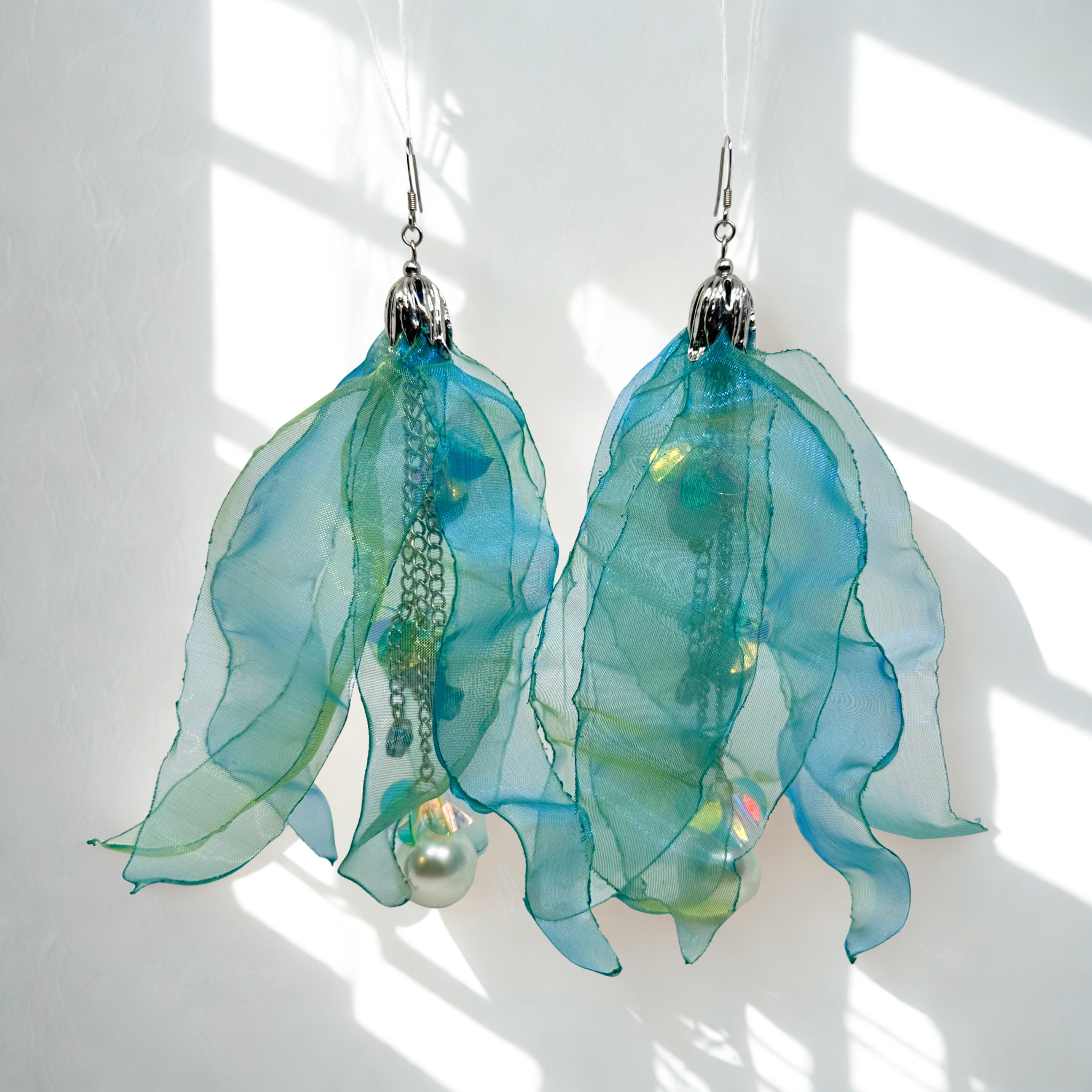 ブリーズ・フラワーピアス／イヤリング (アクアブルー)