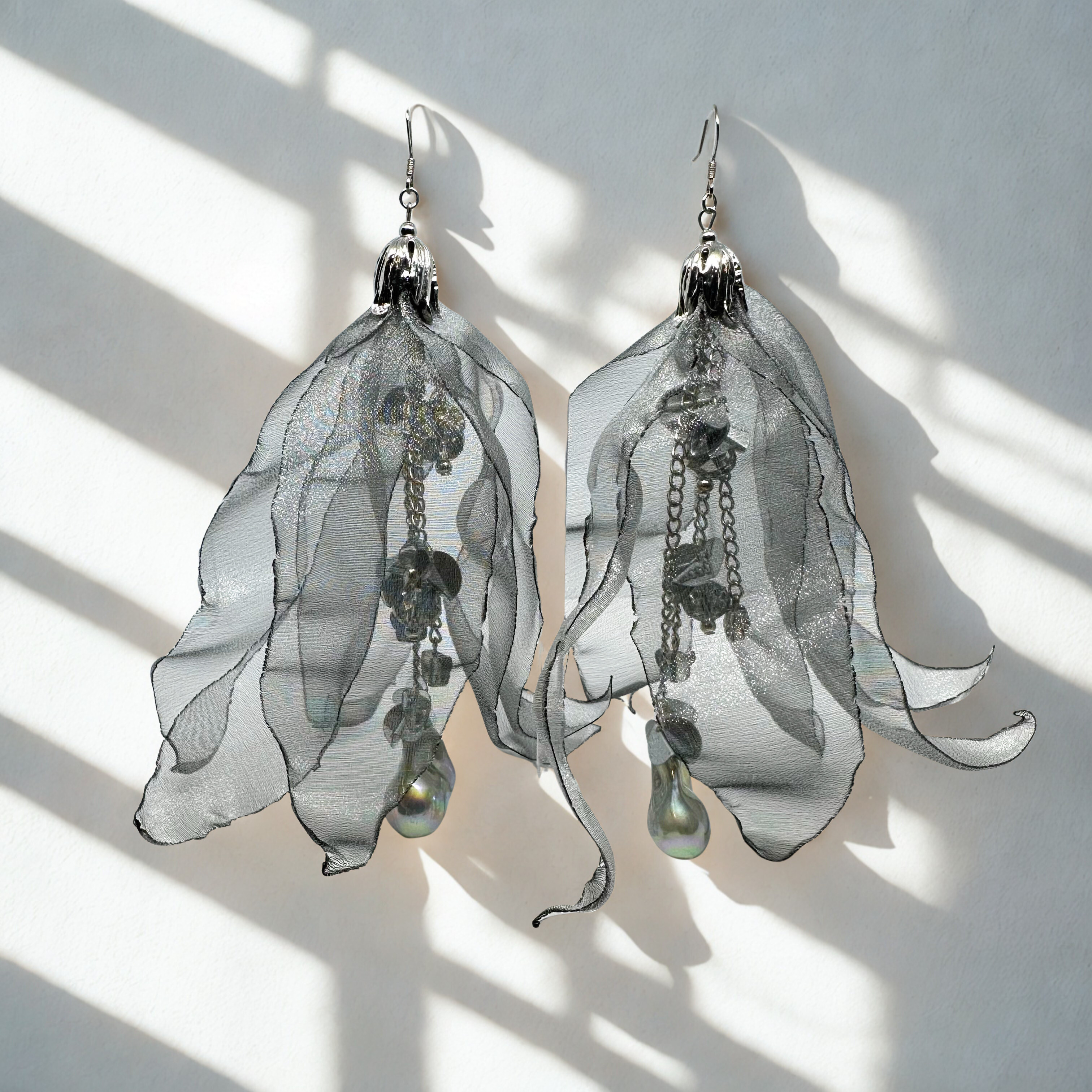 ブリーズ・フラワーピアス／イヤリング (ミネラルグレー)