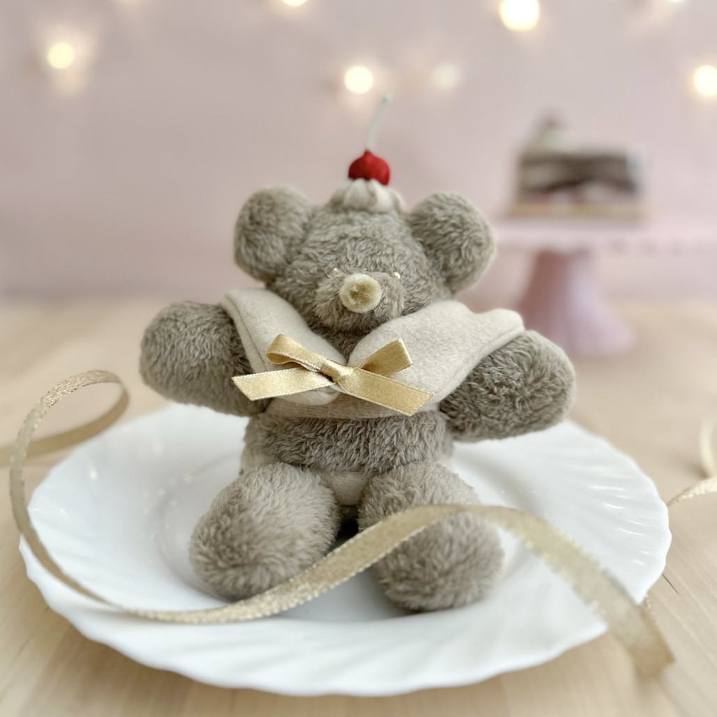 チョコレートケーキのくまさん｜ふわふわ・チェリートッピングのぬいぐるみ 6,083円