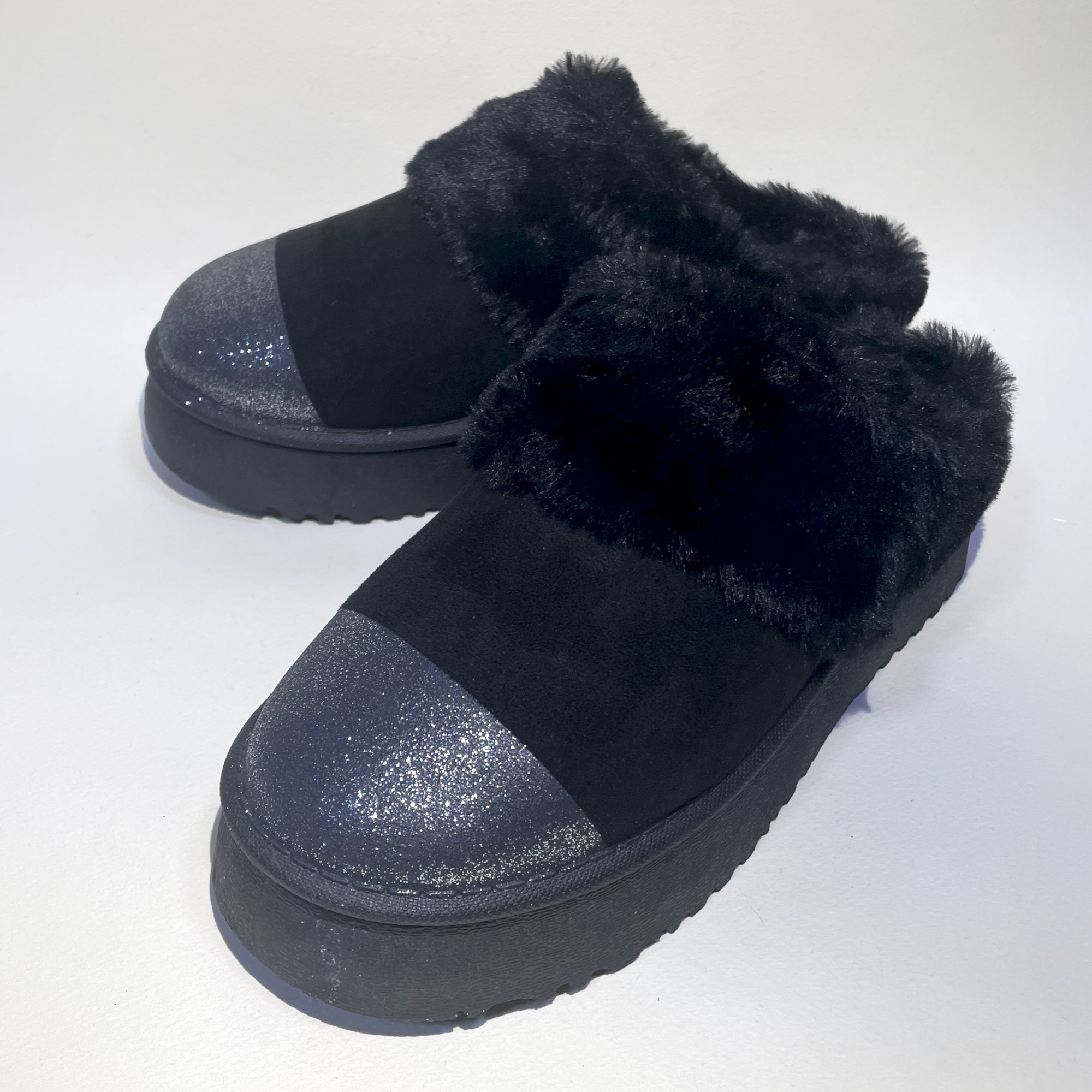 モコモコで暖かいボア厚底サボサンダル (ブラック x ブラックラメ) ムートンブーツ風サボ・S〜LLサイズ