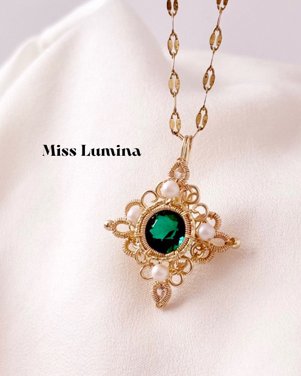 エメラルド・サンクタ(ラボグロウンエメラルド)ワイヤージュエリー ネックレス トップ