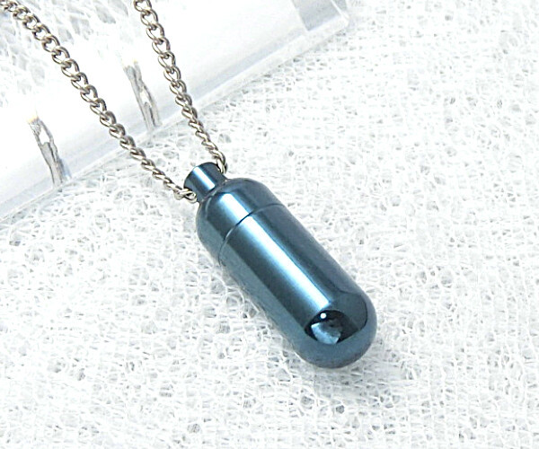 【深く鮮やかなマリンブルーの海へ】　純チタン製遺骨入れペンダント（内部に硬質ガラス容器付）  一生もの　　◎日本製