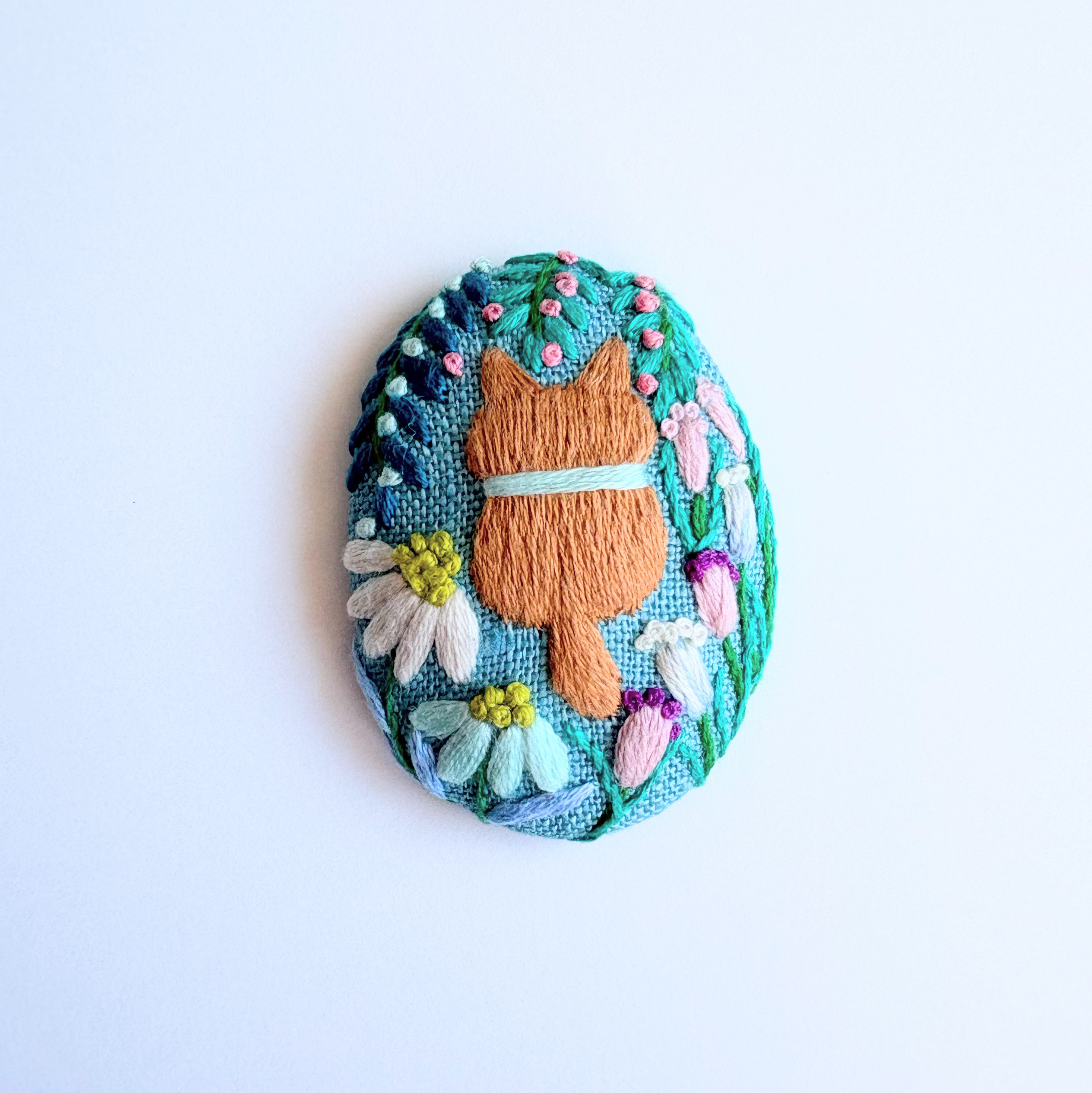 こねこと草花の刺繍ブローチ【Botanical】#427