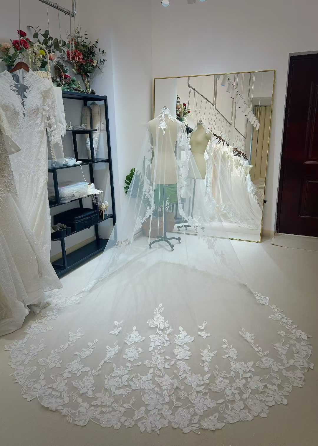 送料無料！ロングベール リーフ刺繍 シアーな美しさ 華やかなトレーン ロングトレーン オフホワイト 花嫁 結婚式