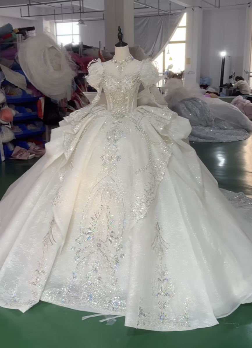 素材感を際立つ　バックリボン　白　サイズオーダー可能　パフスリーブ　上品優雅　ソフトチュール　ラッフルスカート本命ドレス