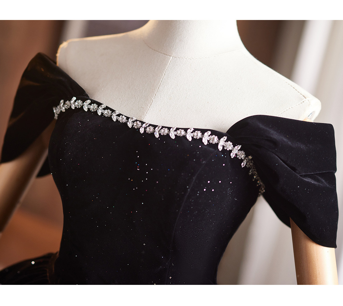 綺麗 黒 ベロア オフショルダー パーティードレス ショート丈 高級感 成人式 誕生日 二次会 前撮り 披露宴 9130