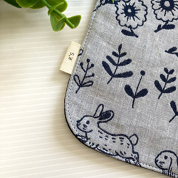 ふんわり6重ガーゼハンカチ(花とうさぎ・ホワイトベース)　播州織　ジャガード織　 4枚目の画像