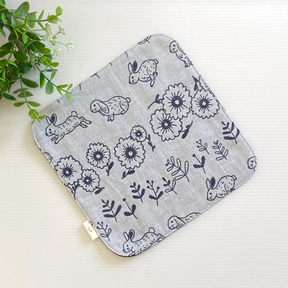 ふんわり6重ガーゼハンカチ(花とうさぎ・ホワイトベース)　播州織　ジャガード織　 1枚目の画像