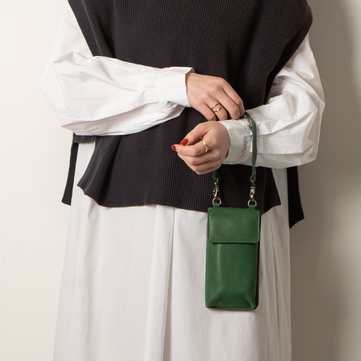 【在庫限りの特選SALE】スマホショルダー 本革 財布 スマホポーチ Lilina サコッシュ グリーン HAW024