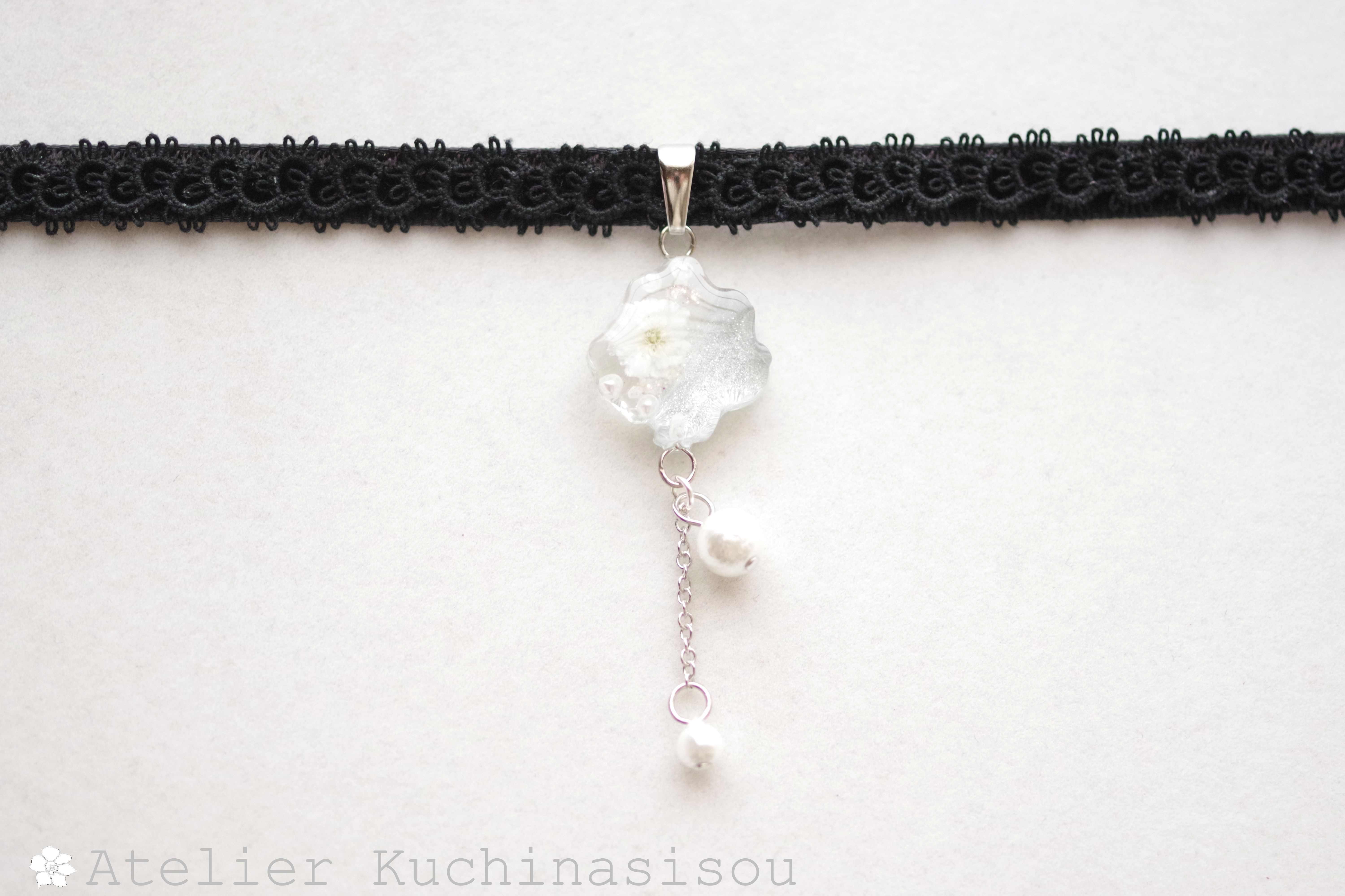 【受注製作】レジンアート　凹凸モチーフとタティングレースとベルベットリボンのチョーカー〈舞花〉（シルバー）