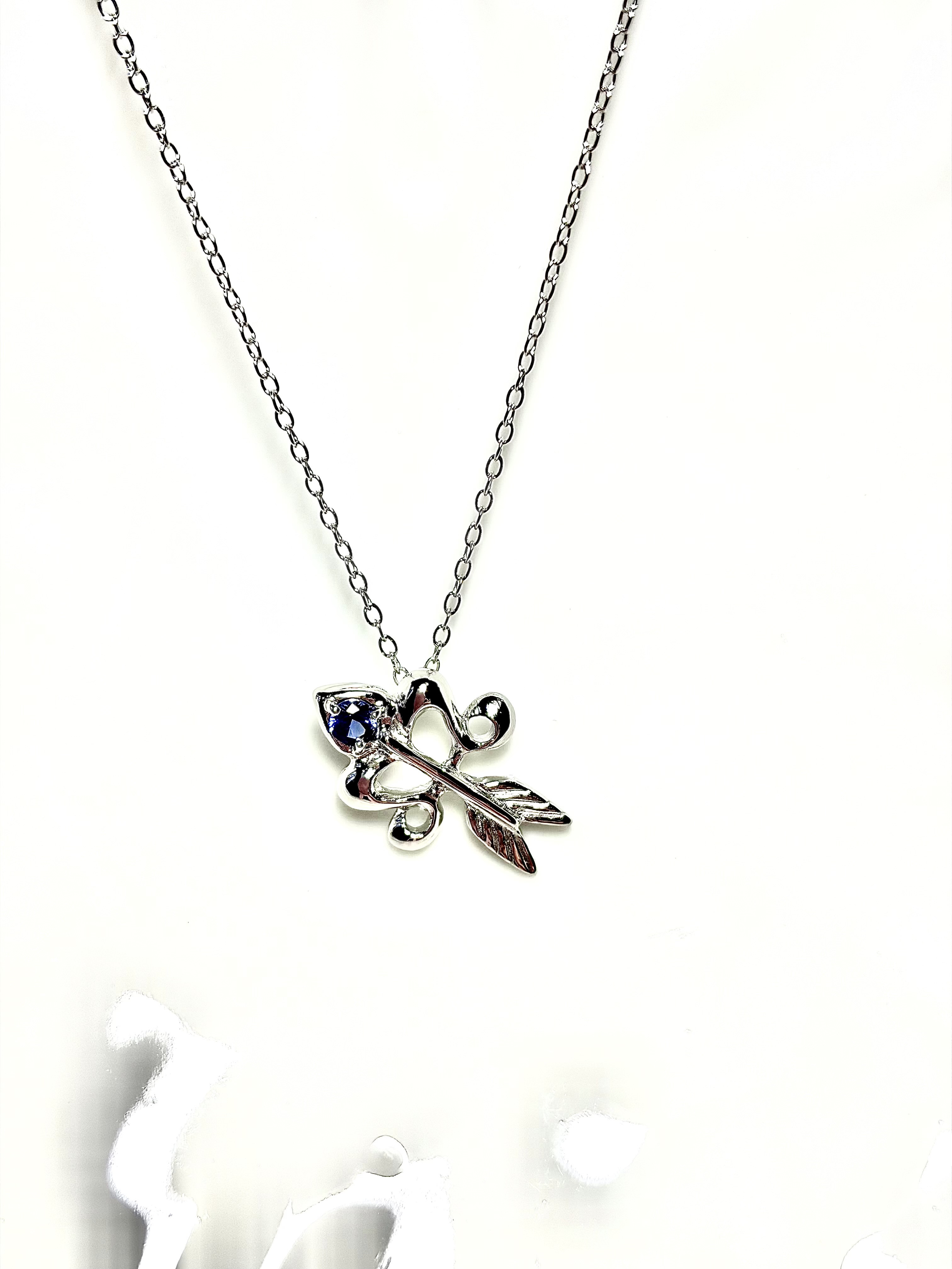 弓矢のネックレス(合成サファイア、silver925、ロジウムメッキ) 大人　可愛い　プレゼント　ご褒美　大人コーデ