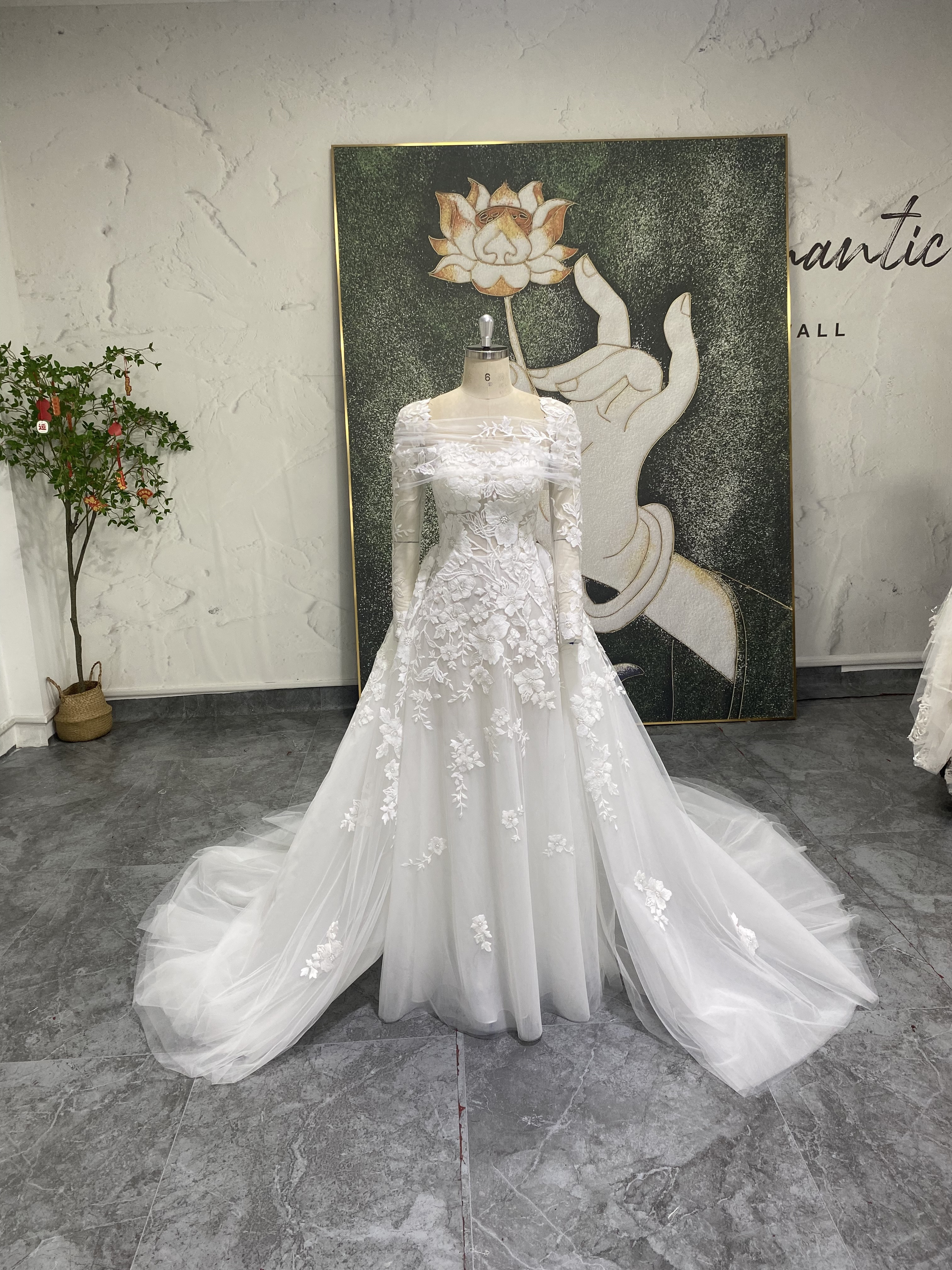 純粋な美しさ　小花刺繍　白　ウェディングドレス　上品　スクエアネック　取り外し可能オーバースカート大人気　結婚式花嫁挙式