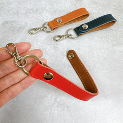ホックで便利に取り付け可能！　ストラップ付きレザーキーホルダー 3枚目の画像