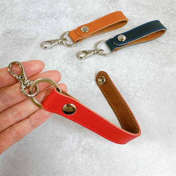 ホックで便利に取り付け可能！　ストラップ付きレザーキーホルダー 3枚目の画像