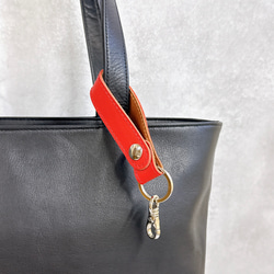 ホックで便利に取り付け可能！　ストラップ付きレザーキーホルダー 4枚目の画像