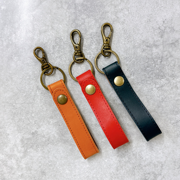 ホックで便利に取り付け可能！　ストラップ付きレザーキーホルダー 2枚目の画像