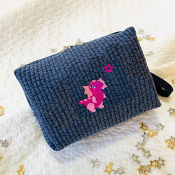 おとぼけだいなそーと綺羅星　選べる　おむつも入る両開きお尻拭きポーチ　H13.5W19D6  ヌビ　星刺繍　恐竜ベイビー 2枚目の画像