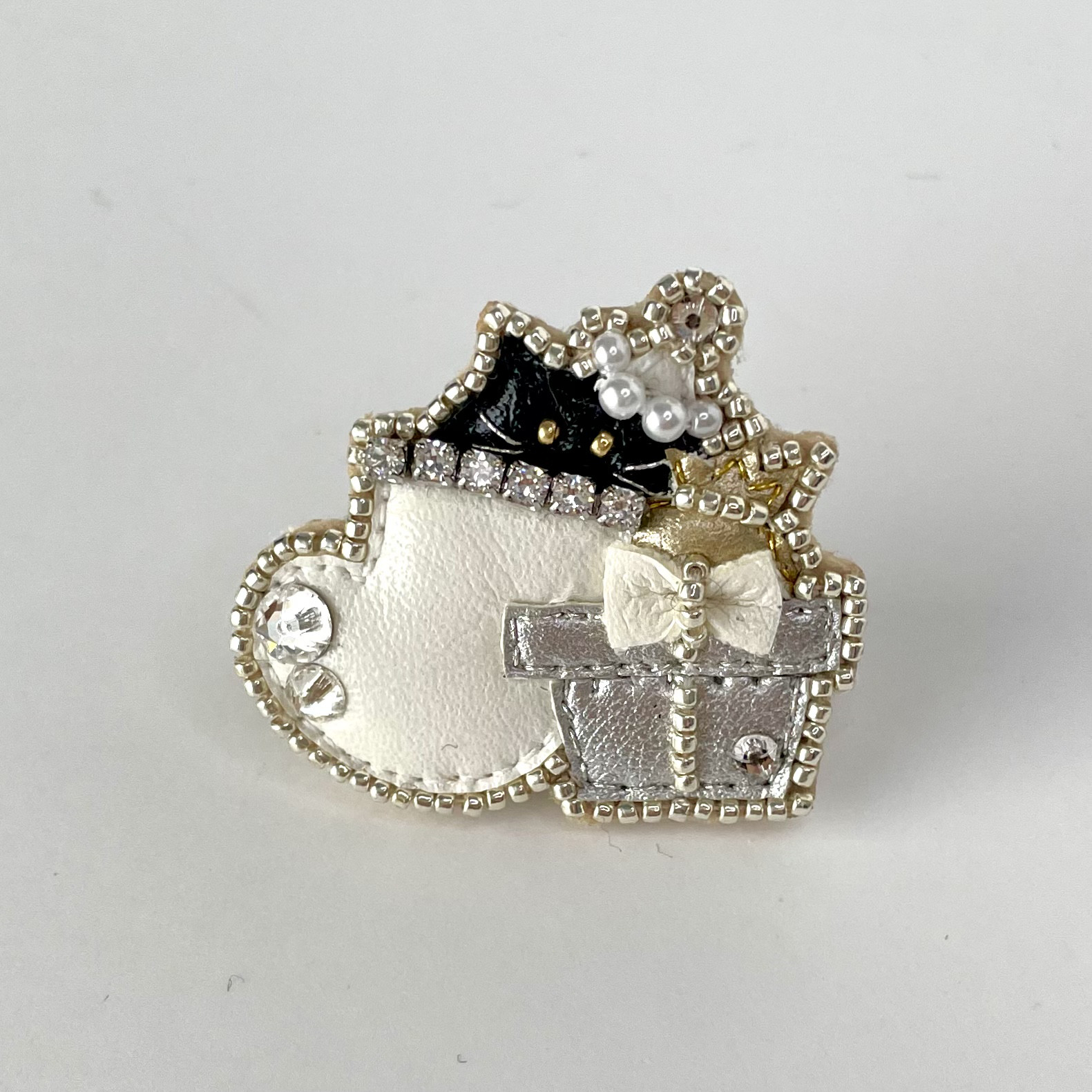 クリスマスに付けたい＊シックで可愛い猫ブローチ＊大人モノトーン