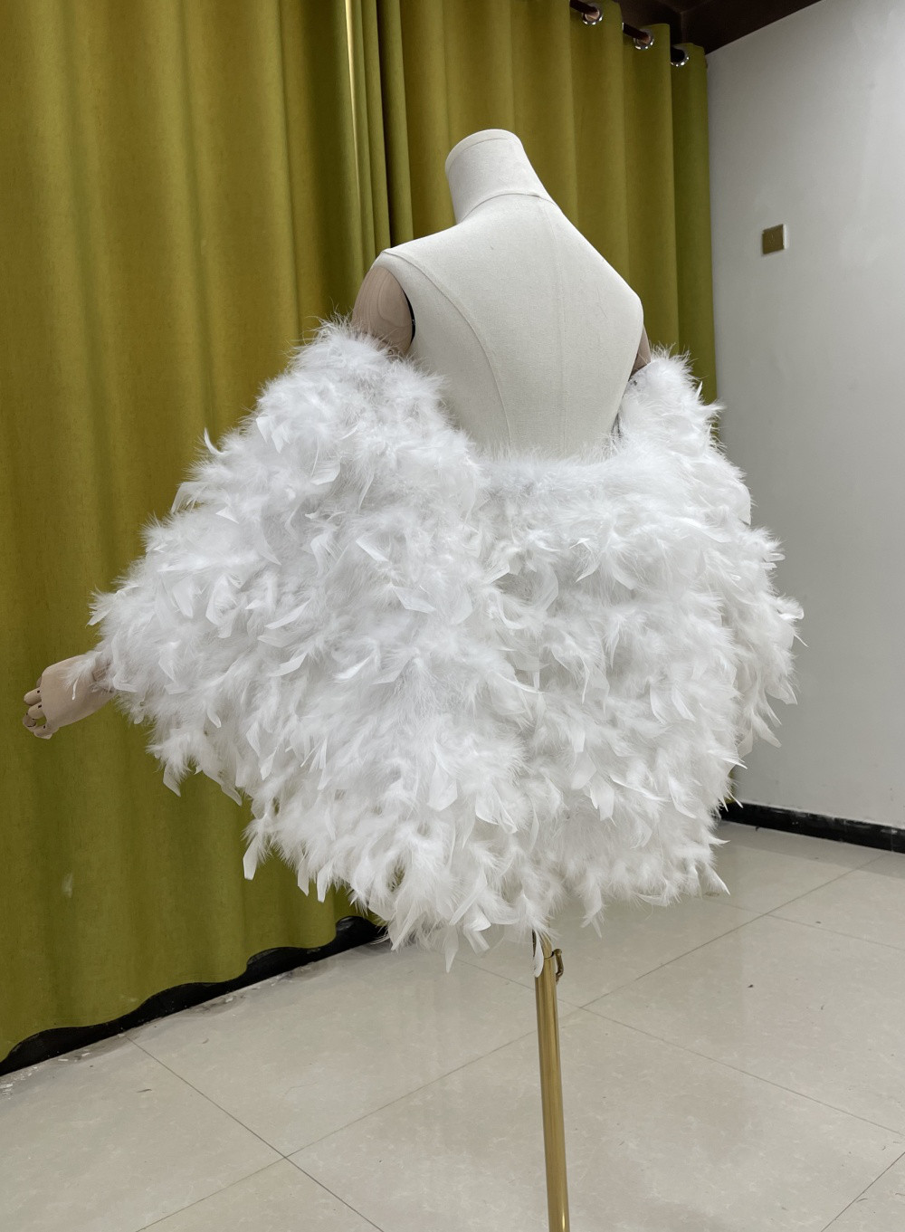 秋冬 ケープ フェイクファー 白 羽毛 もこもこ あったかい 綺麗 肩飾り アクセサリー ウェディングドレス HL917