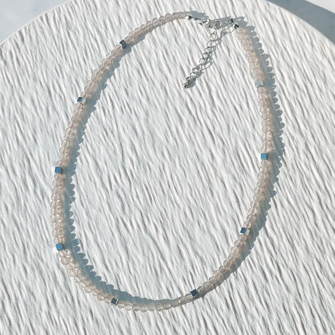 【ネックレス】グレーオニキス ラウンドカット×ヘマタイトキューブのデザインネックレス