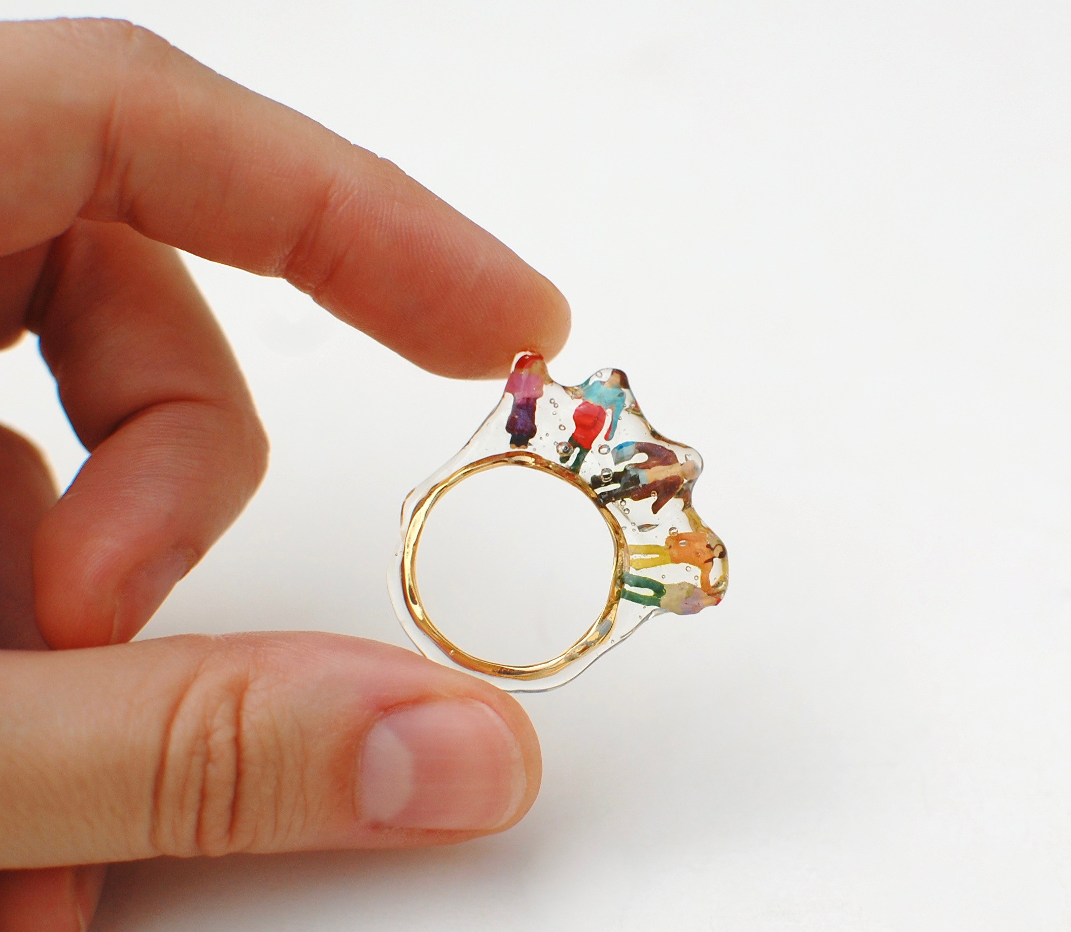 クリアレジン × 手描きフィギュアのリング（ゴールド）