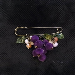 ストールピン ブローチピン　ブドウ風チャーム　かぶとピン 5枚目の画像