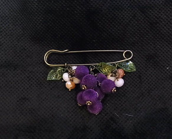 ストールピン ブローチピン　ブドウ風チャーム　かぶとピン 5枚目の画像