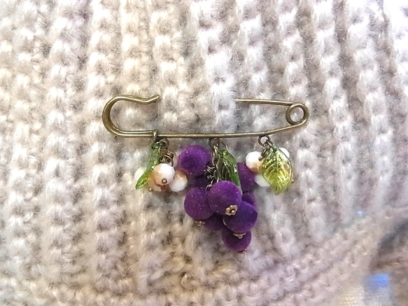 ストールピン ブローチピン　ブドウ風チャーム　かぶとピン 7枚目の画像