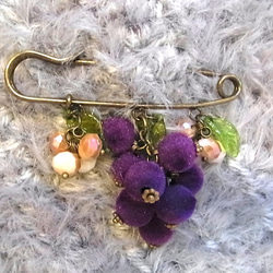 ストールピン ブローチピン　ブドウ風チャーム　かぶとピン 2枚目の画像