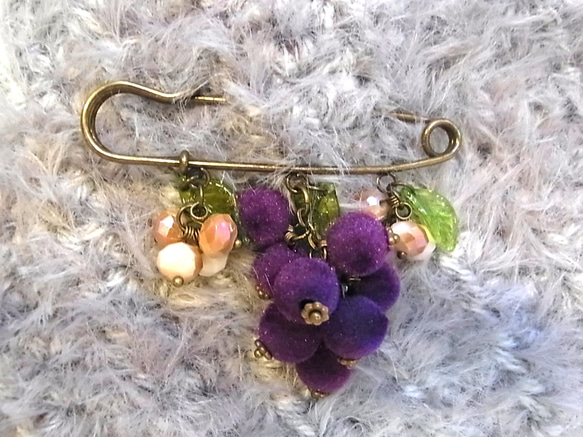 ストールピン ブローチピン　ブドウ風チャーム　かぶとピン 2枚目の画像