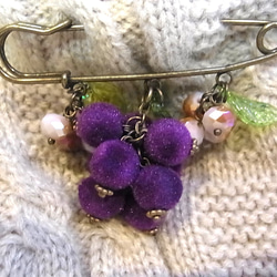 ストールピン ブローチピン　ブドウ風チャーム　かぶとピン 4枚目の画像