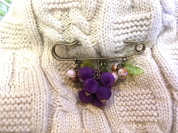 ストールピン ブローチピン　ブドウ風チャーム　かぶとピン 1枚目の画像