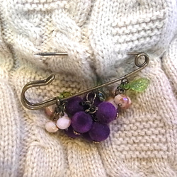 ストールピン ブローチピン　ブドウ風チャーム　かぶとピン 6枚目の画像