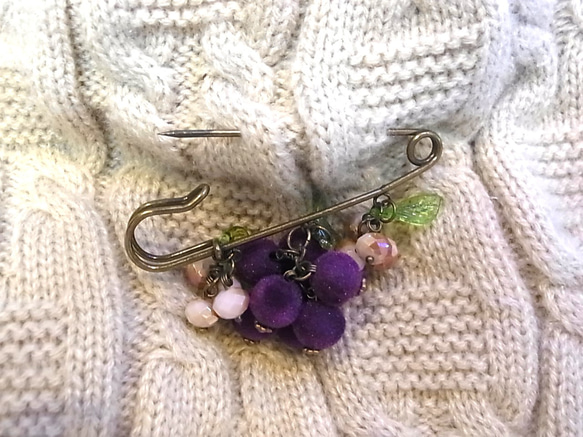 ストールピン ブローチピン　ブドウ風チャーム　かぶとピン 6枚目の画像