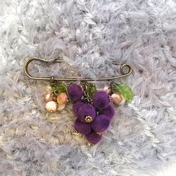 ストールピン ブローチピン　ブドウ風チャーム　かぶとピン 3枚目の画像