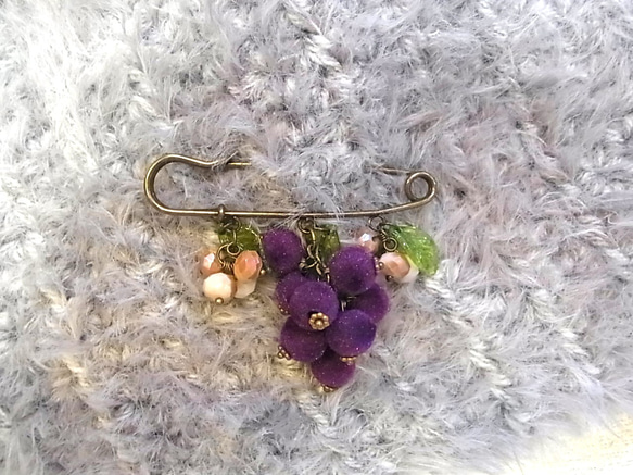 ストールピン ブローチピン　ブドウ風チャーム　かぶとピン 3枚目の画像