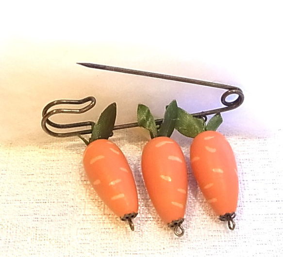 ストールピン ブローチピン にんじん風チャーム　かぶとピン 7枚目の画像