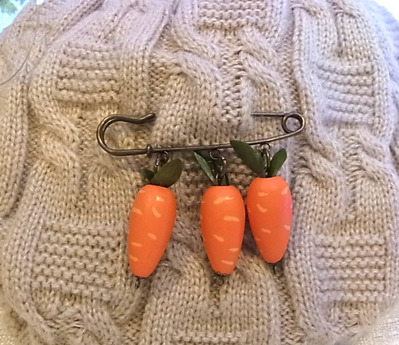 ストールピン ブローチピン にんじん風チャーム　かぶとピン 2枚目の画像