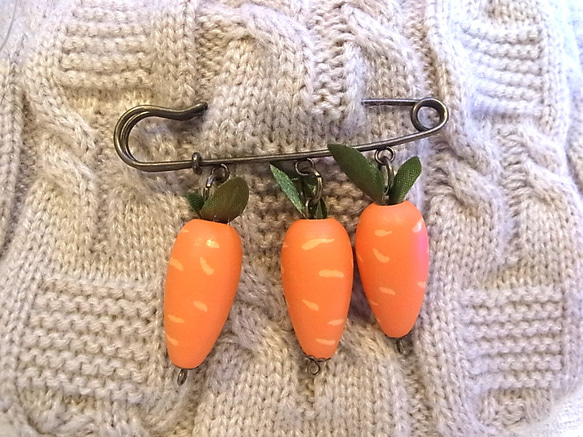 ストールピン ブローチピン にんじん風チャーム　かぶとピン 3枚目の画像