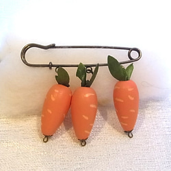 ストールピン ブローチピン にんじん風チャーム　かぶとピン 5枚目の画像