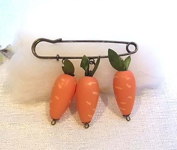 ストールピン ブローチピン にんじん風チャーム　かぶとピン 5枚目の画像